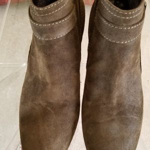 SUEDE ANKLE BOOT

AQUATALIA

OLIVE GREEN